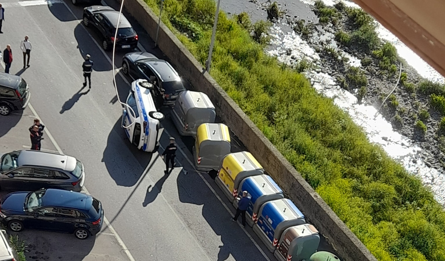Genova, auto della Polizia Locale si ribalta a Molassana