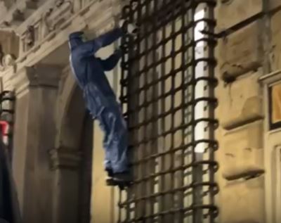 Corteo antagonista, danni alle telecamere e decine di scritte sui muri
