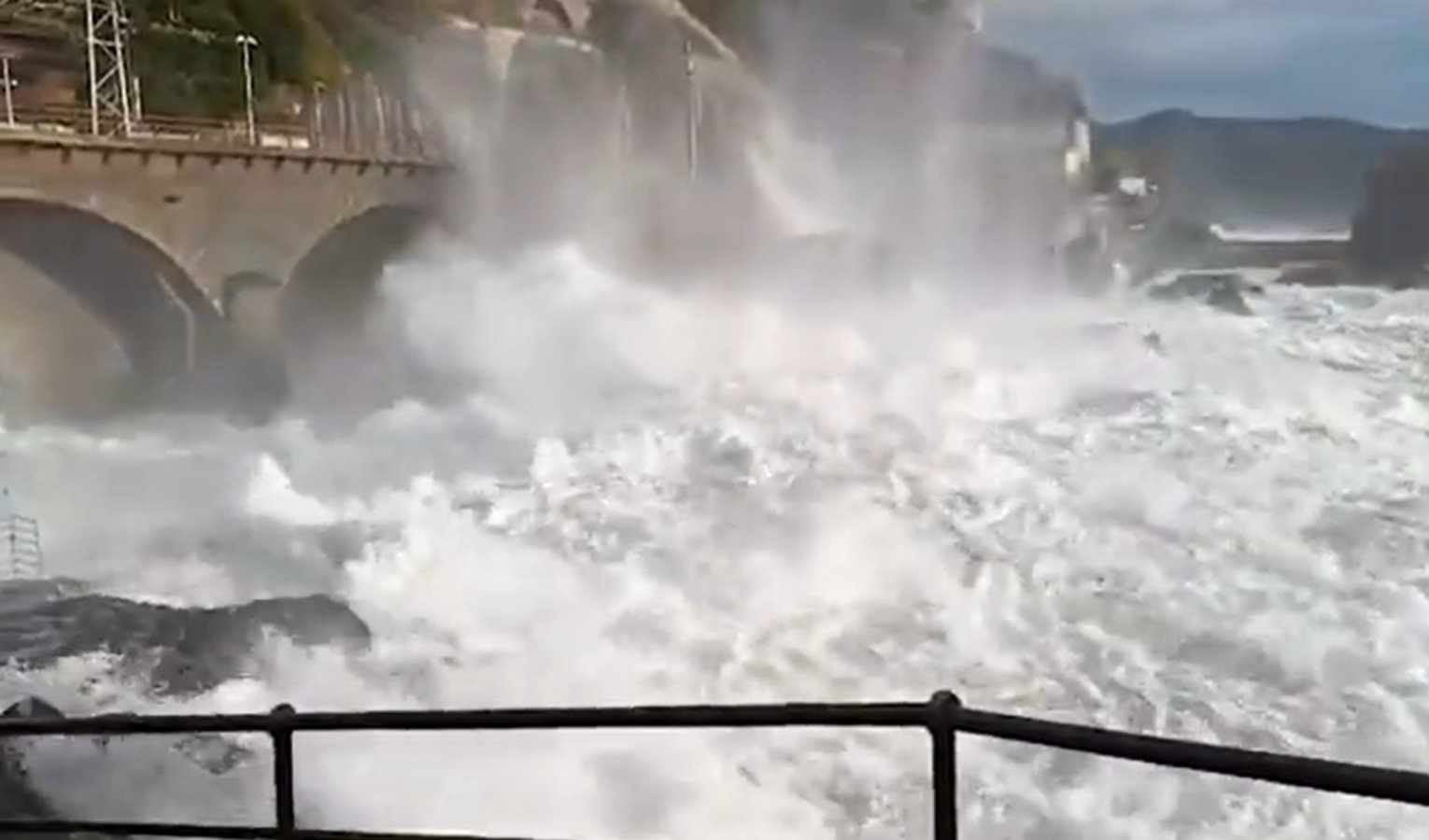 Maltempo in Liguria, allerta gialla sul Levante dalle 18 con mareggiata e vento di burrasca 