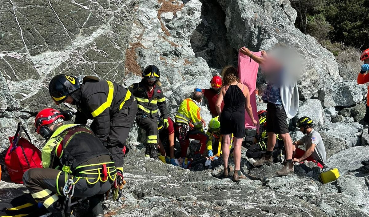 Framura, scivola tra le rocce: recuperato dall'elicottero