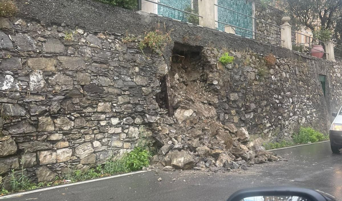 Maltempo in Liguria, frana un muro a Genova: problemi a Borgoratti