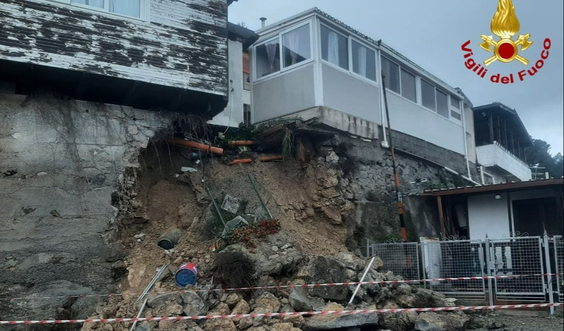 Frana a Camporosso, due bungalow a rischio crollo
