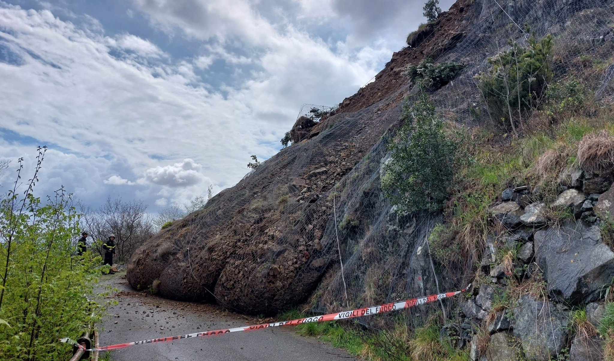 Genova, frana sul monte Contessa: 6 famiglie isolate 