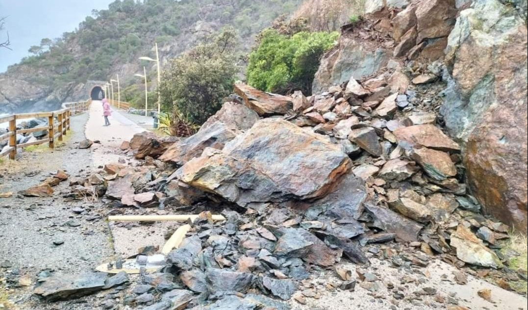 Frana a Varazze, chiuso tratto del lungomare Europa