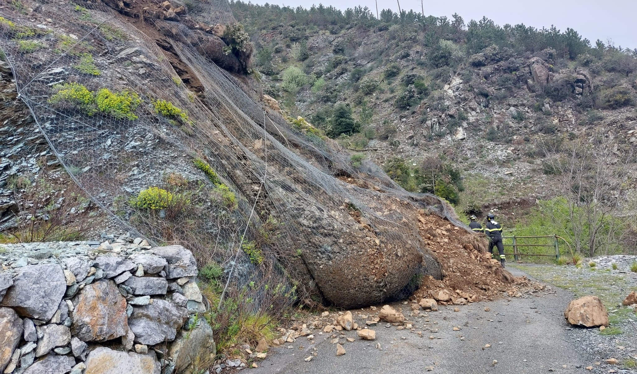 Genova, frana sul monte Contessa: strada chiusa