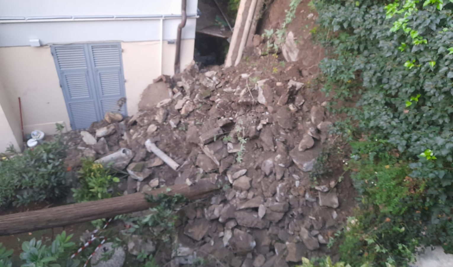 Genova, frana muraglione a Castelletto: evacuate quattro persone