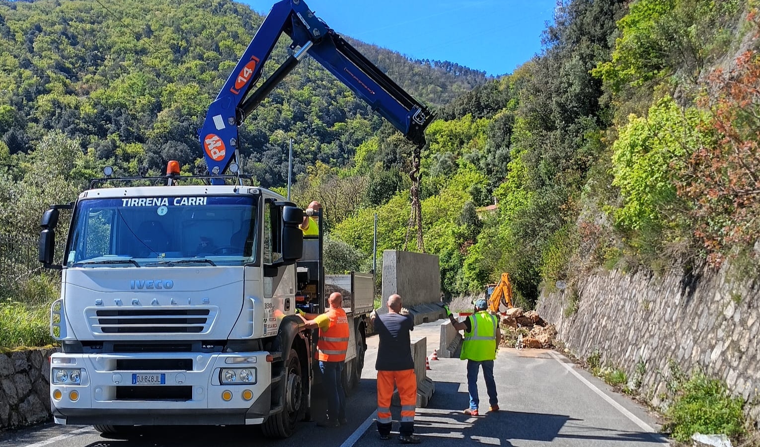 Masso sulla provinciale Cinque Terre, strada riaperta a senso unico alternato