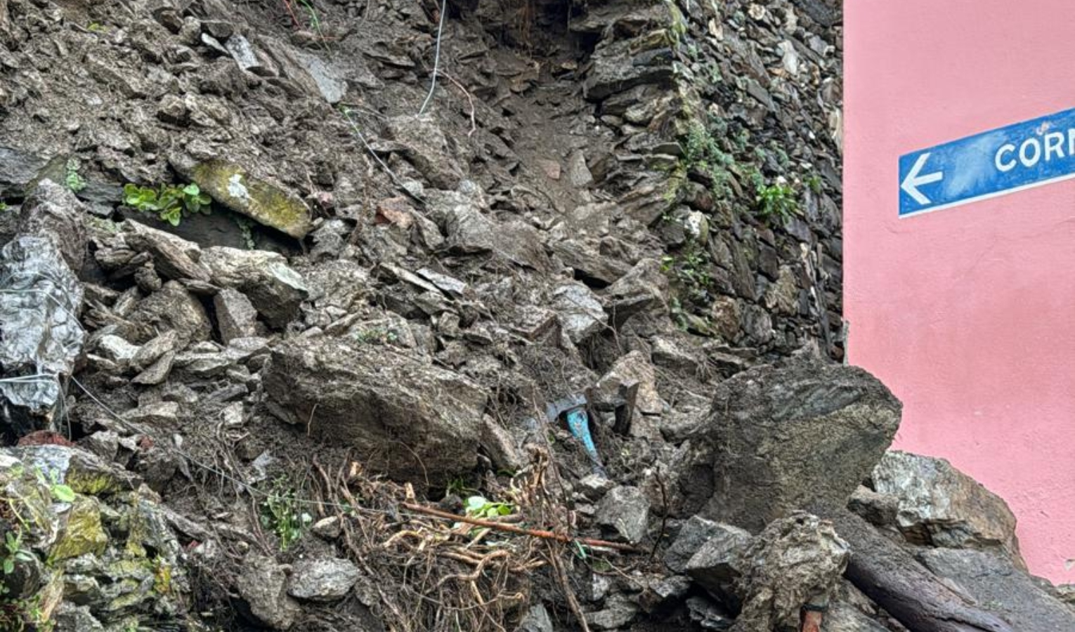 Frana a Coreglia Ligure, più di 40 persone isolate 