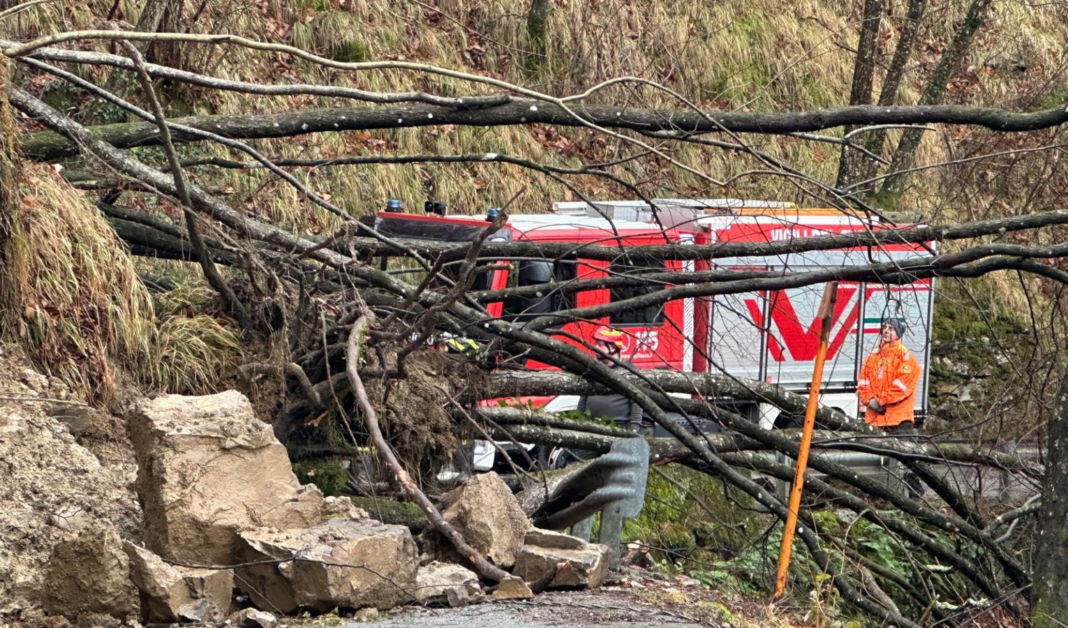Massi sulla strada con i vigili del fuoco