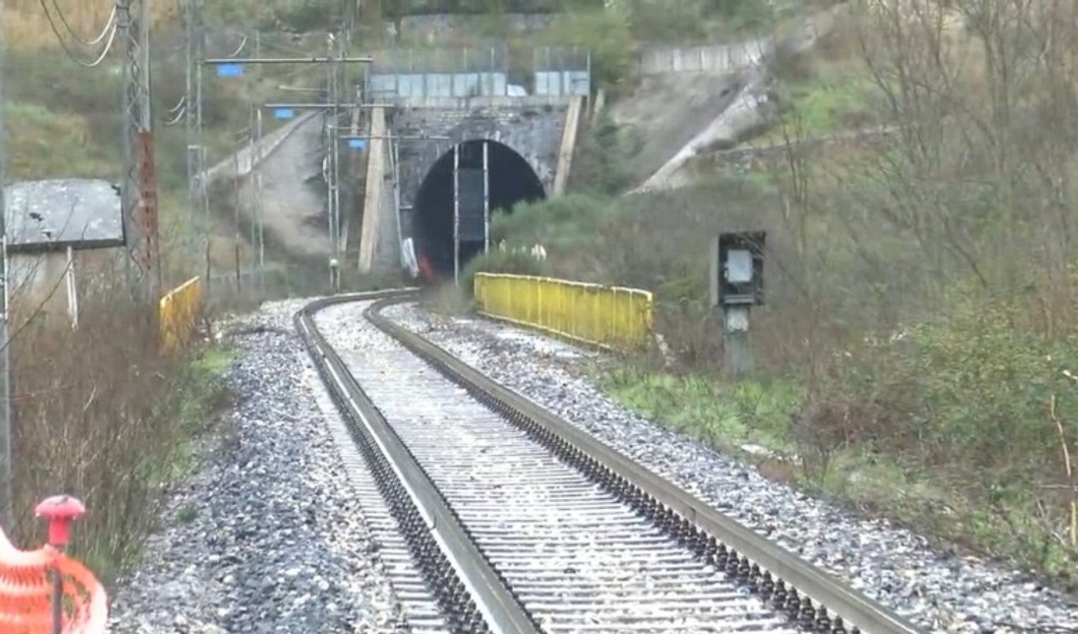 Frana lungo la ferrovia in Piemonte, disagi sulla linea Torino-Genova