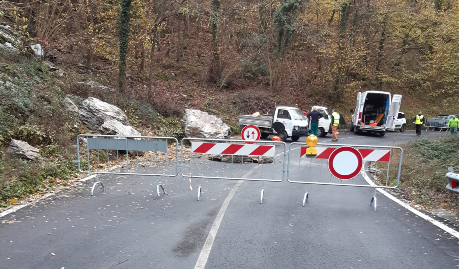 Frana sulla provinciale a Badalucco, strada chiusa: un ferito