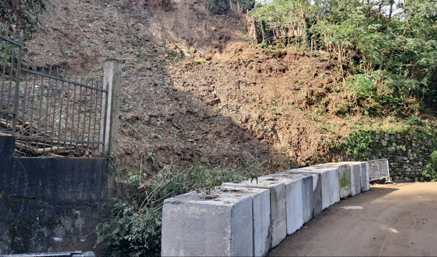 Frana a Masone, riaperta la strada che isolava 35 persone
