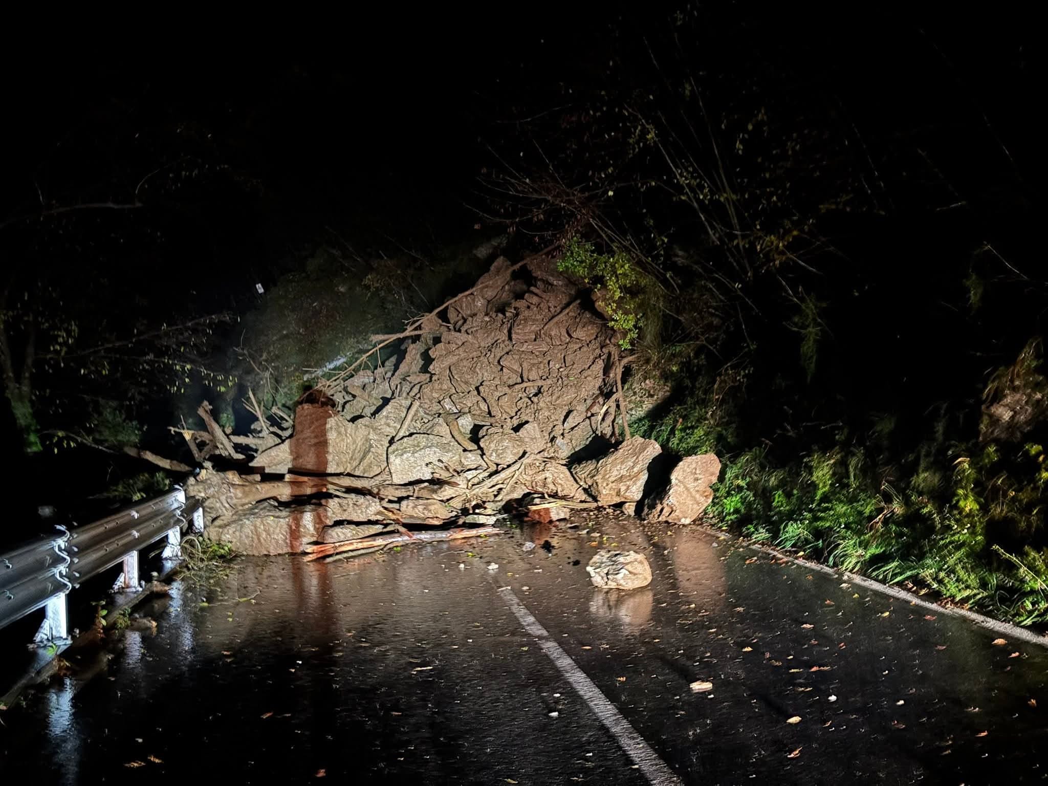 Frana sull'Aurelia a Moneglia sul Bracco: strada aperta con un senso unico alternato