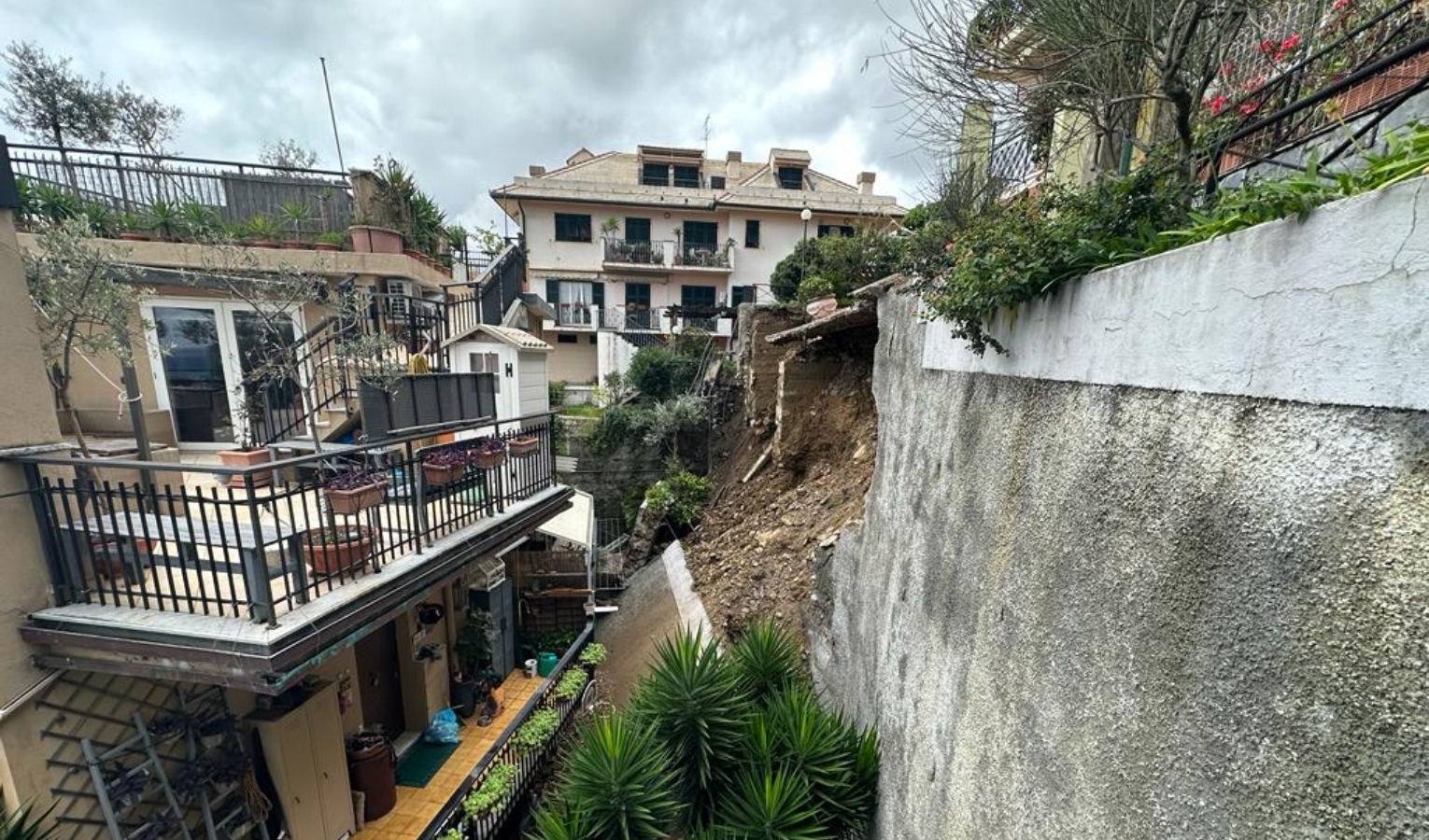 Genova, crolla muraglione dietro ai palazzi: evacuate 18 persone