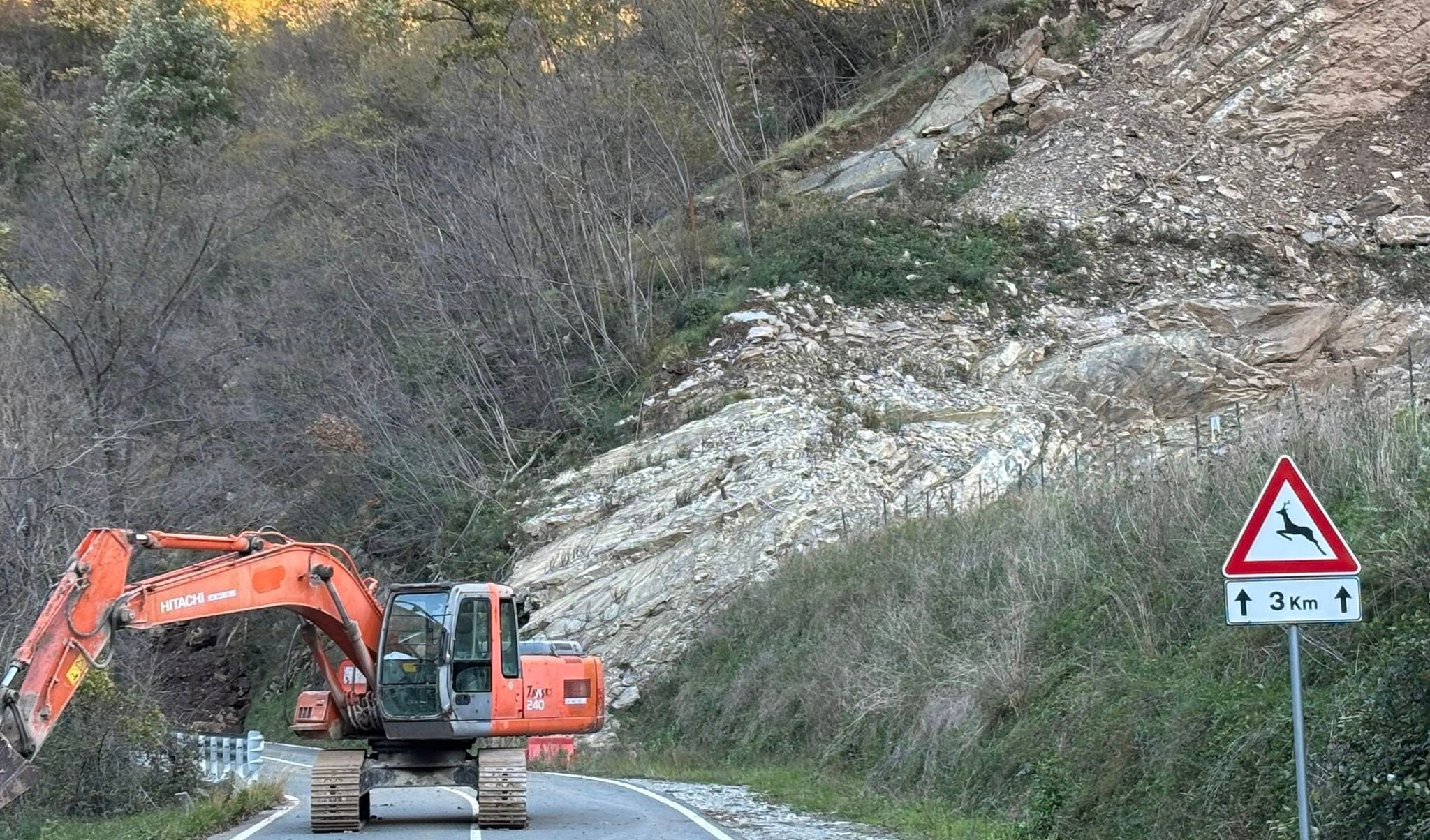 Frana a Ne, chiusa la SP26: il comune organizza auto per portare i bimbi a scuola