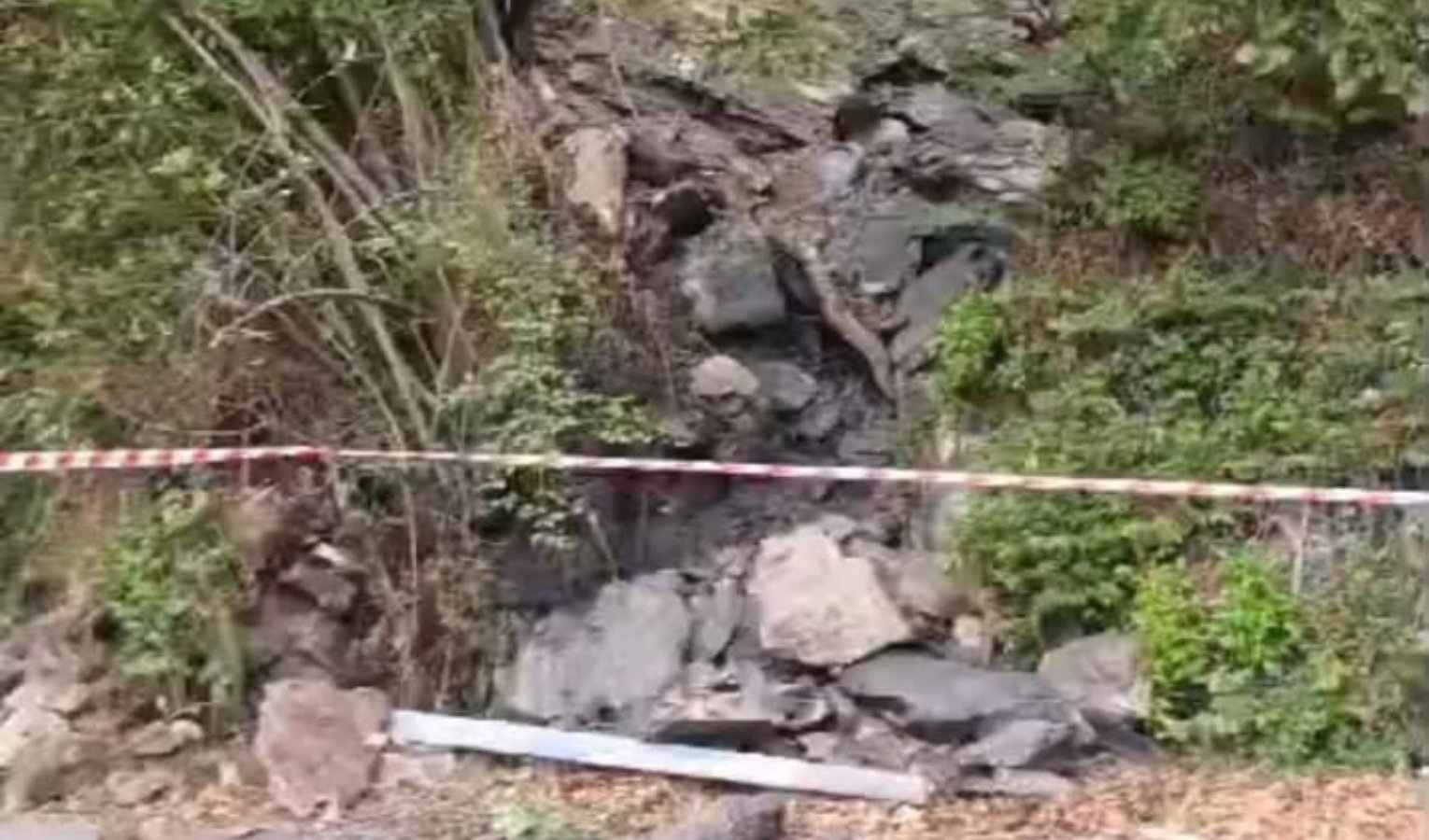 Serra Riccò, nuova frana lungo la strada provinciale 3