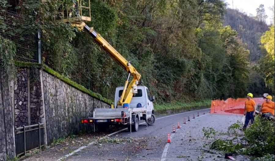 Frana sotto l'Aurelia a Borghetto di Vara, lavori in corso