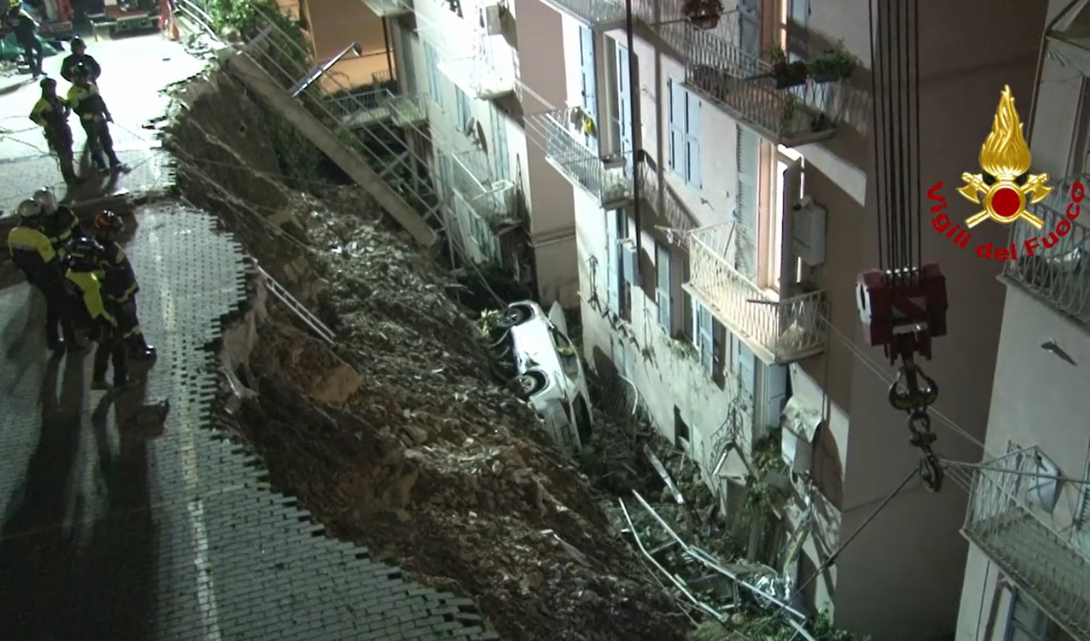 Genova: in via Cabrini recuperate le auto trascinate dalla frana