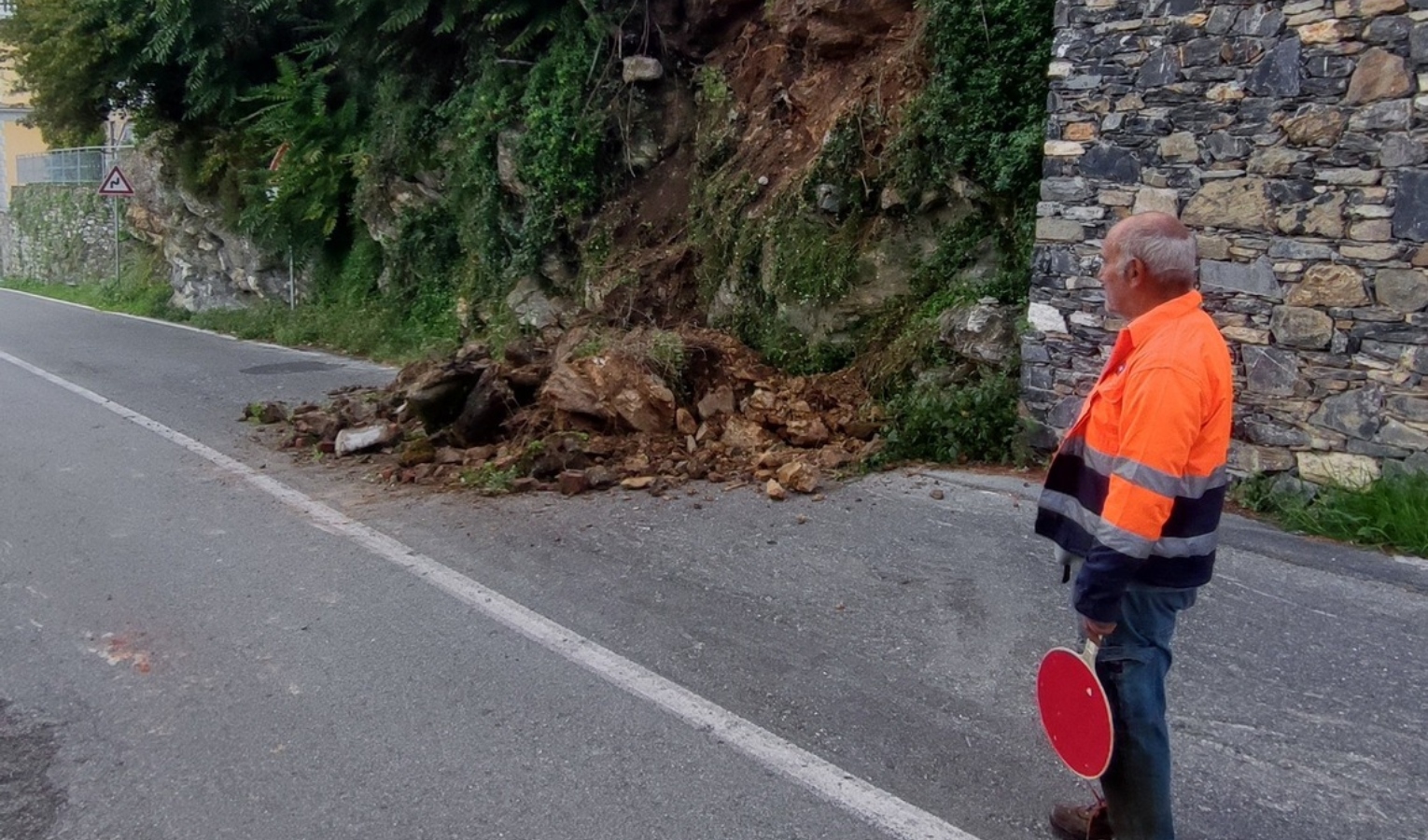 Frana un muro sull'Aurelia, strada a senso alternato a Zoagli