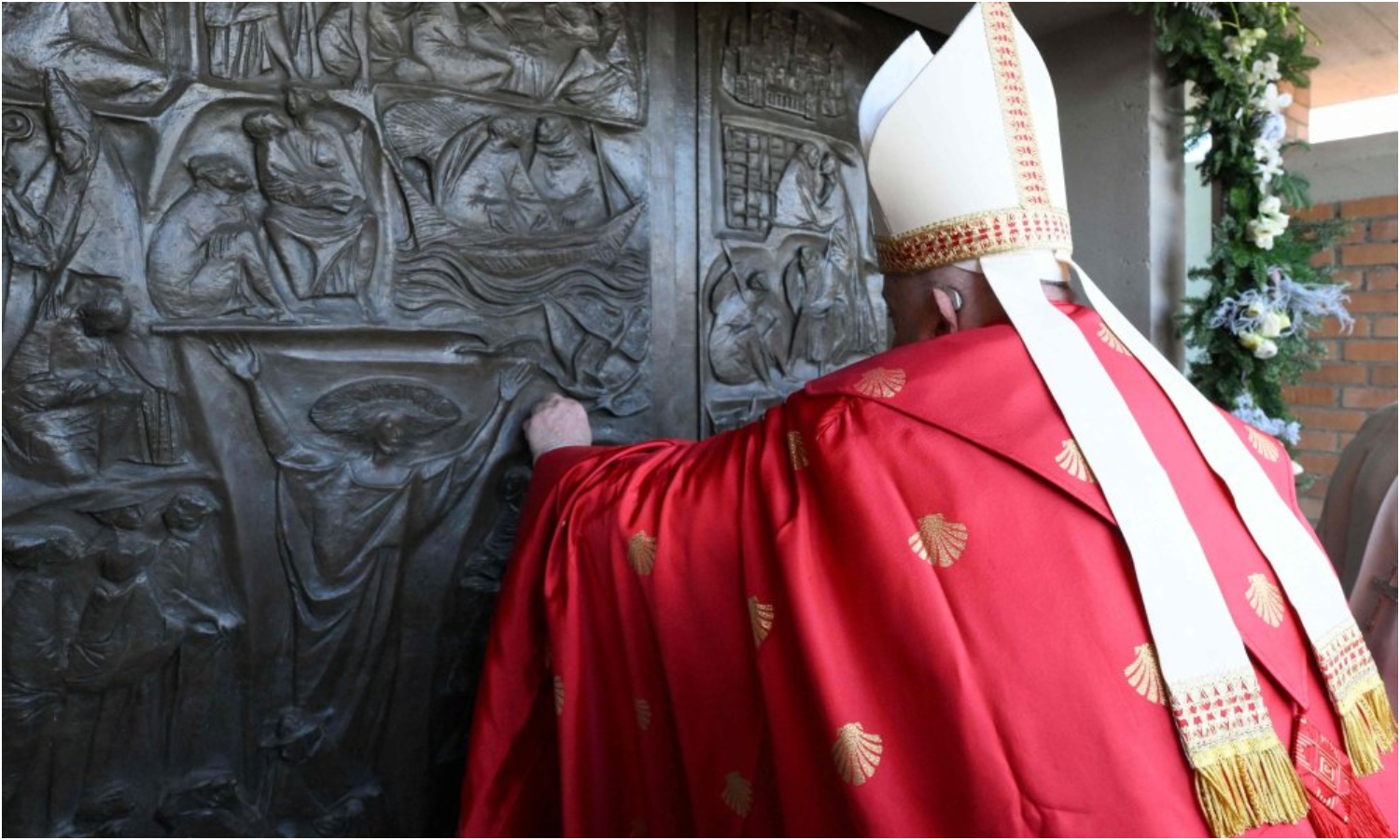 Papa Francesco apre la porta santa nel carcere di Rebibbia