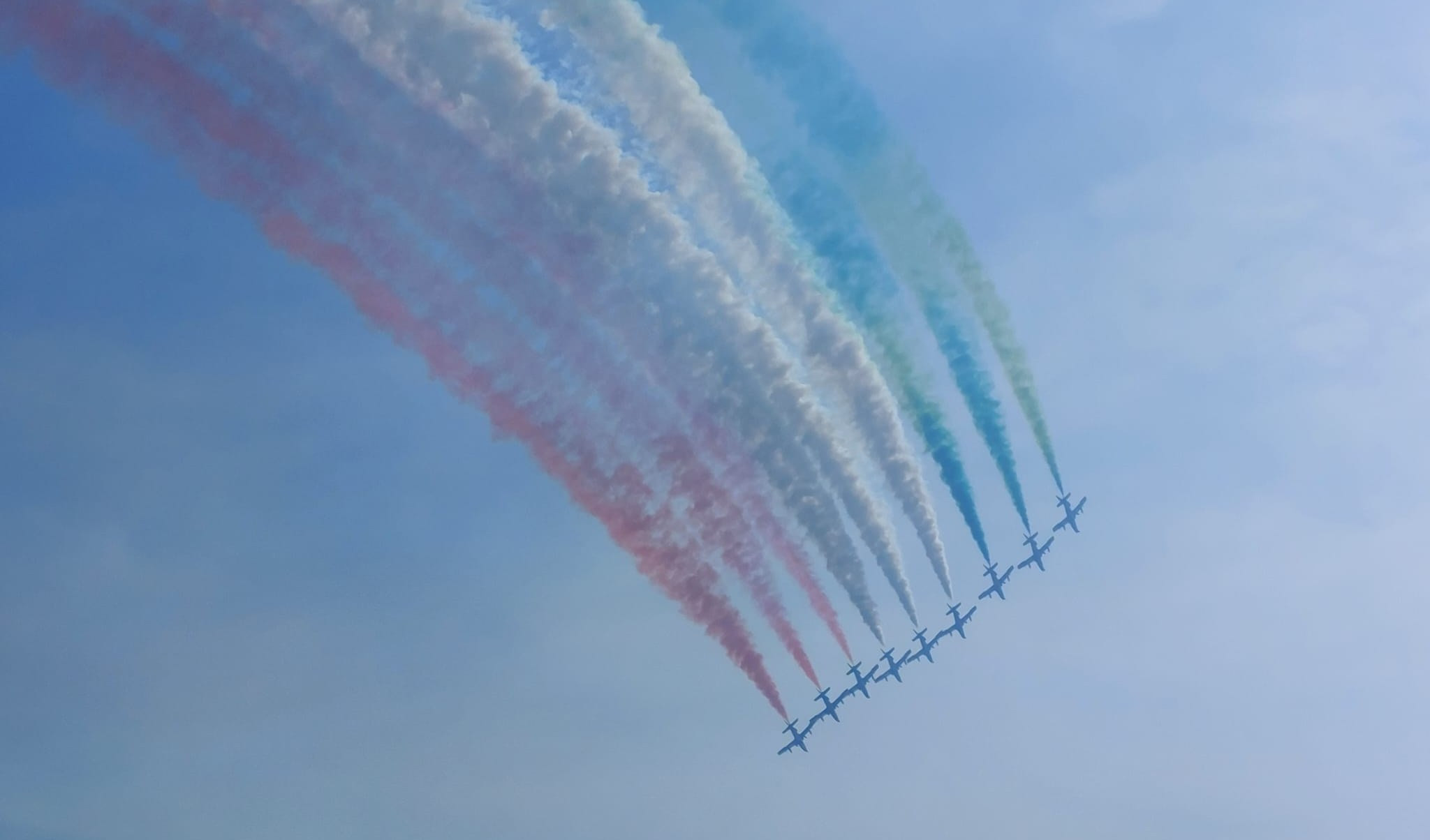 Le Frecce Tricolori colorano di verde, bianco e rosso il cielo di Genova