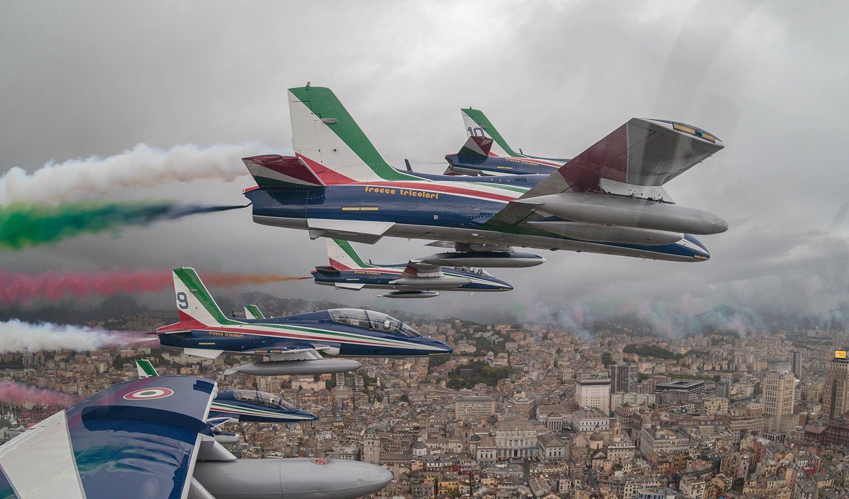 Le Frecce Tricolori colorano il cielo di Genova - la diretta di Primocanale