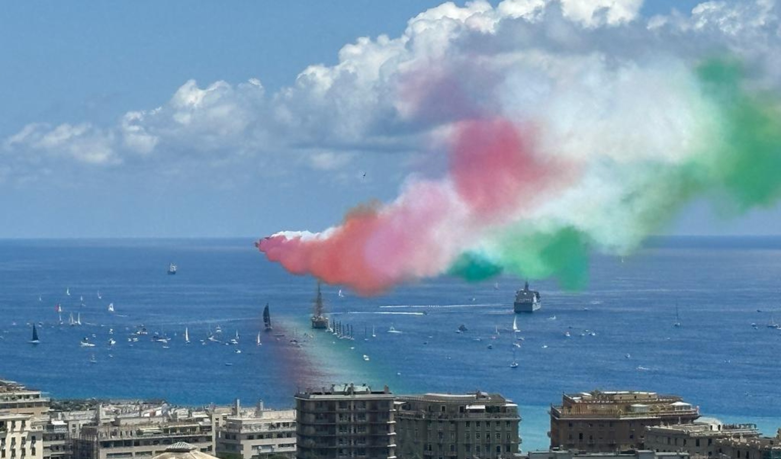 Ocean Race: Vespucci parte per il giro del mondo, il saluto delle Frecce Tricolori