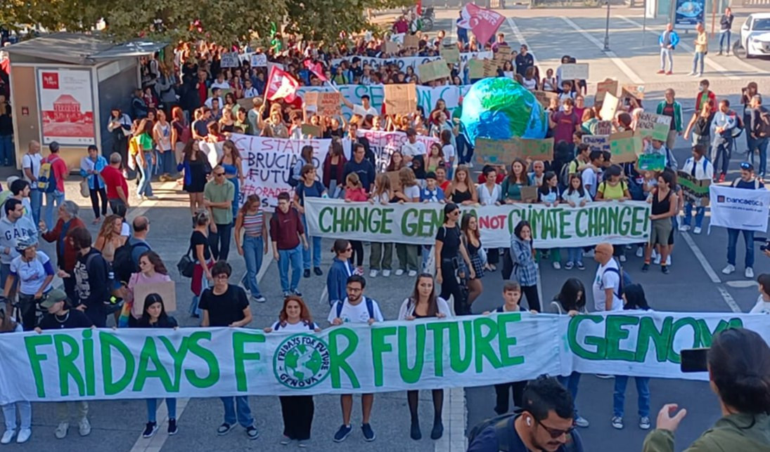 Genova, ecologista dopo corteo picchia tassista che non spegne il motore