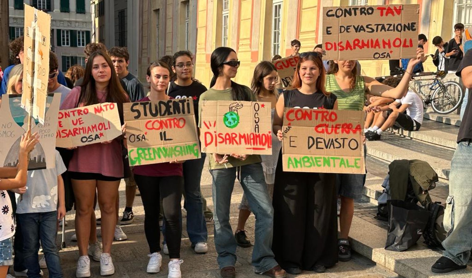 Tra ecoansia e il no a opere impattanti: a Genova i ragazzi in piazza per il clima