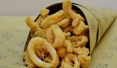 Minaccia commerciante e ruba cono di fritto misto, arrestato