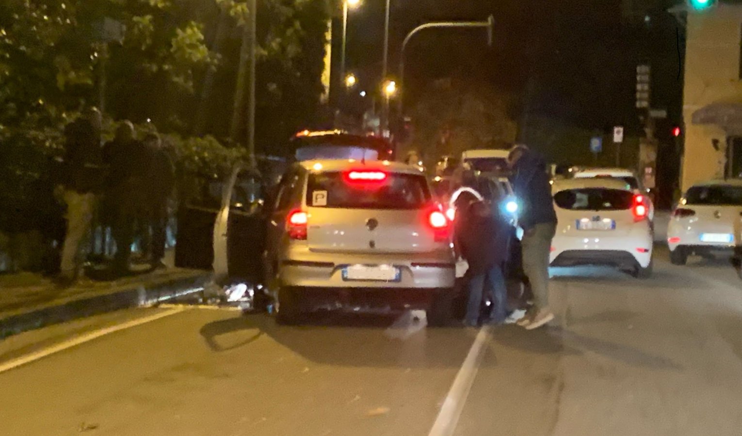 Frontale tra due auto sull'Aurelia: 5 feriti