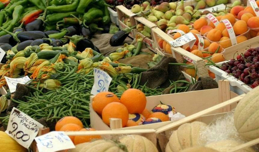 Vende frutta e verdura su furgone senza licenza, sanzionato