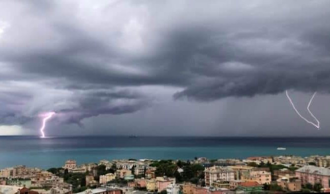 Meteo in Liguria, temporali su tutta la regione, in calo le temperature