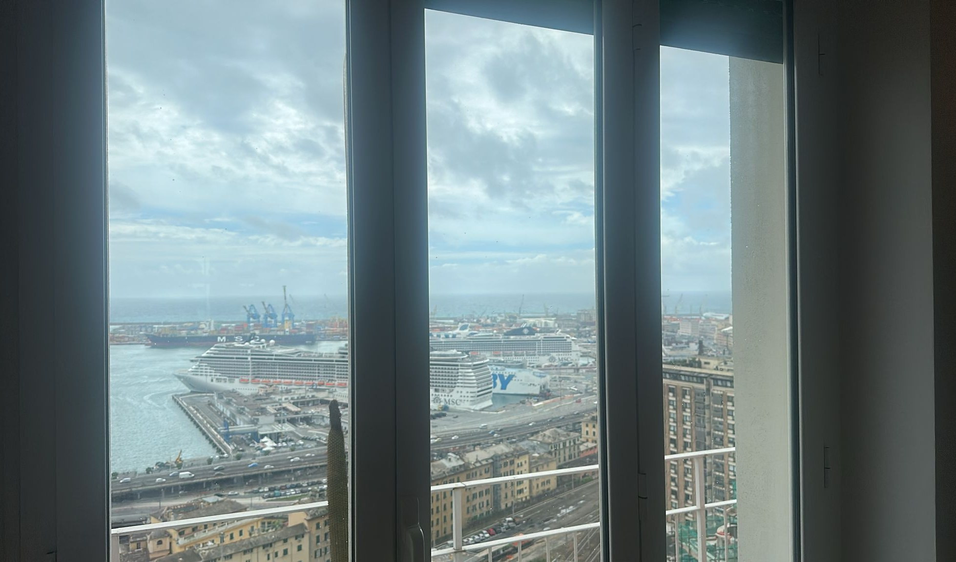 Una finestra vista porto 