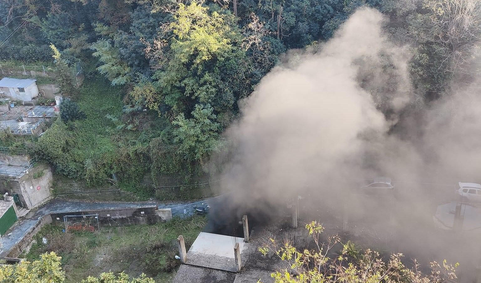 Genova, scoppi e fumo denso per un'auto in fiamme a San Fruttuoso