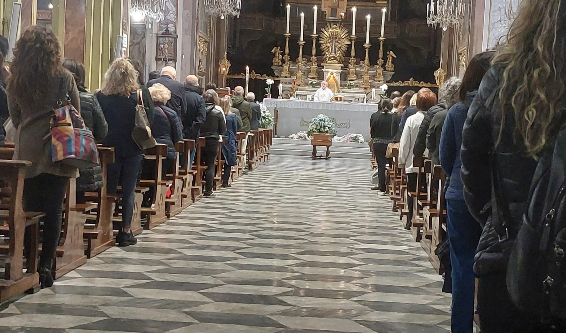 Omicidio Alice, chiesa gremita per il funerale: l'ultimo saluto dei genitori