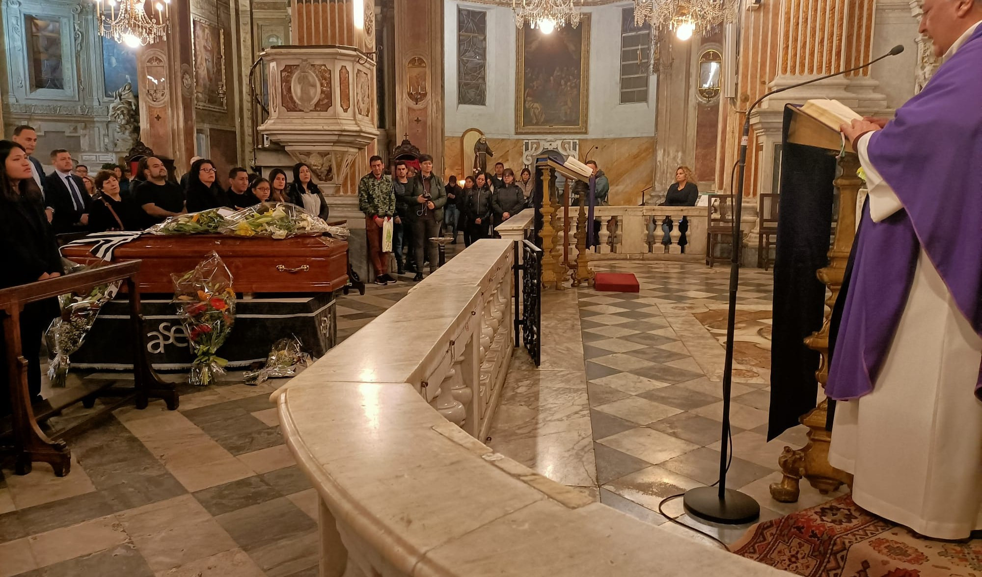 Delitto vicoli, i funerali di Javier nella chiesa di Santa Caterina a Genova
