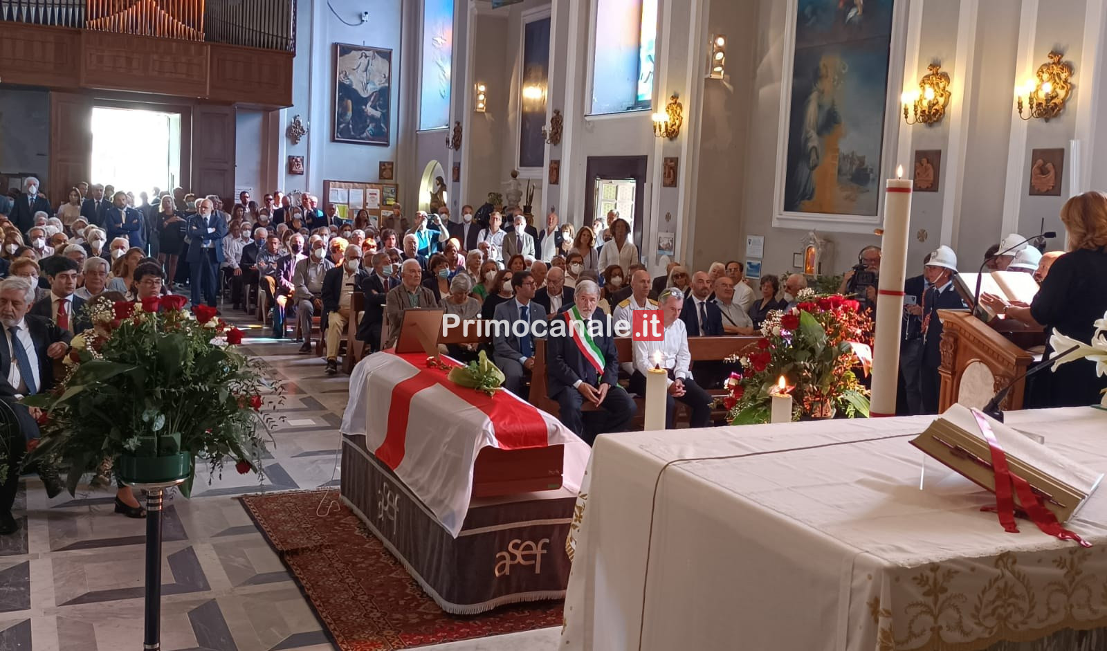 Genova dice addio a Beppe Pericu: chiesa gremita, applausi e la bandiera di San Giorgio