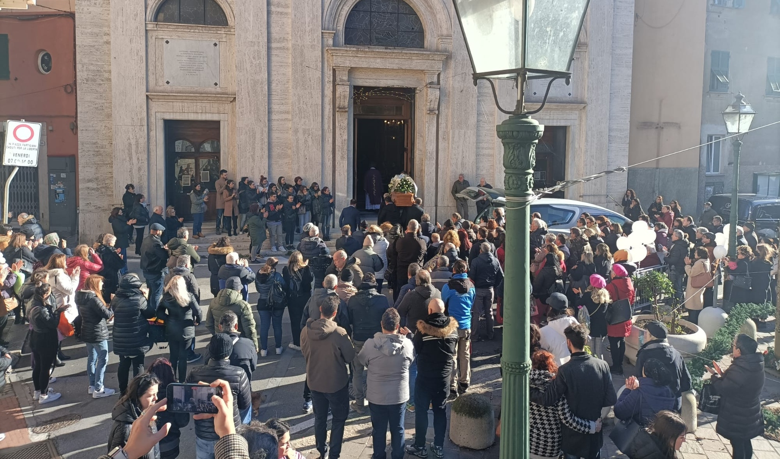 Omicidio-suicidio, a Genova folla commossa e palloncini per l'ultimo saluto a Giulia