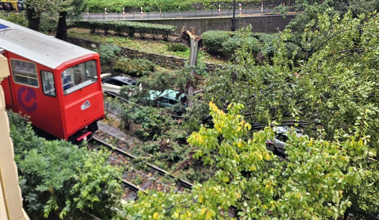 Allerta meteo arancione prolungata, temporali stazionari, allagamenti e frane. Primocanale in diretta