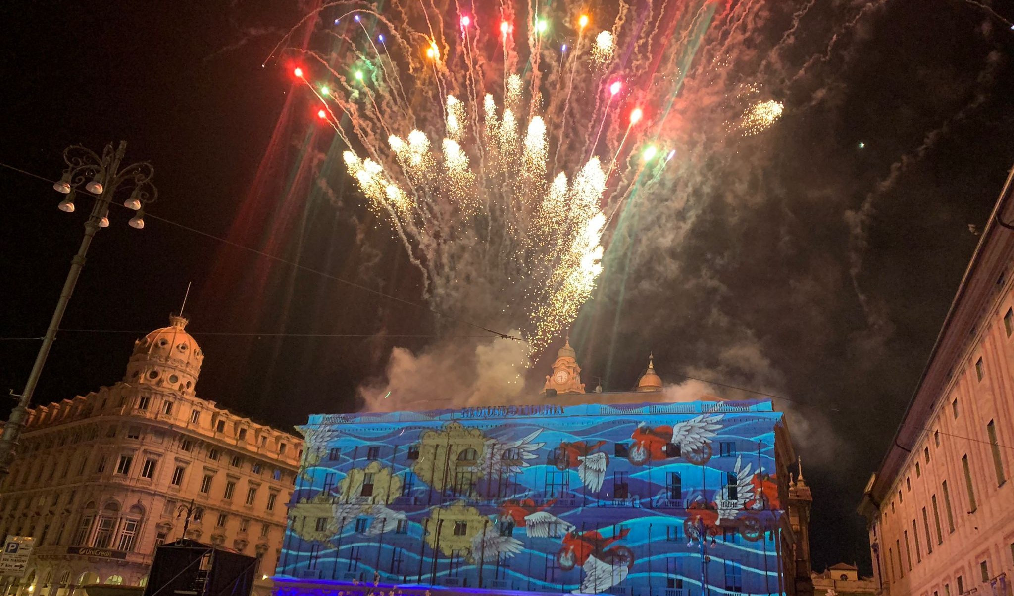 Genova festeggia il Salone Nautico con musica e fuochi d'artificio: migliaia a De Ferrari