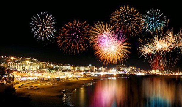 Savona, divertimento tra fuochi d'artificio e lumini sul mare 
