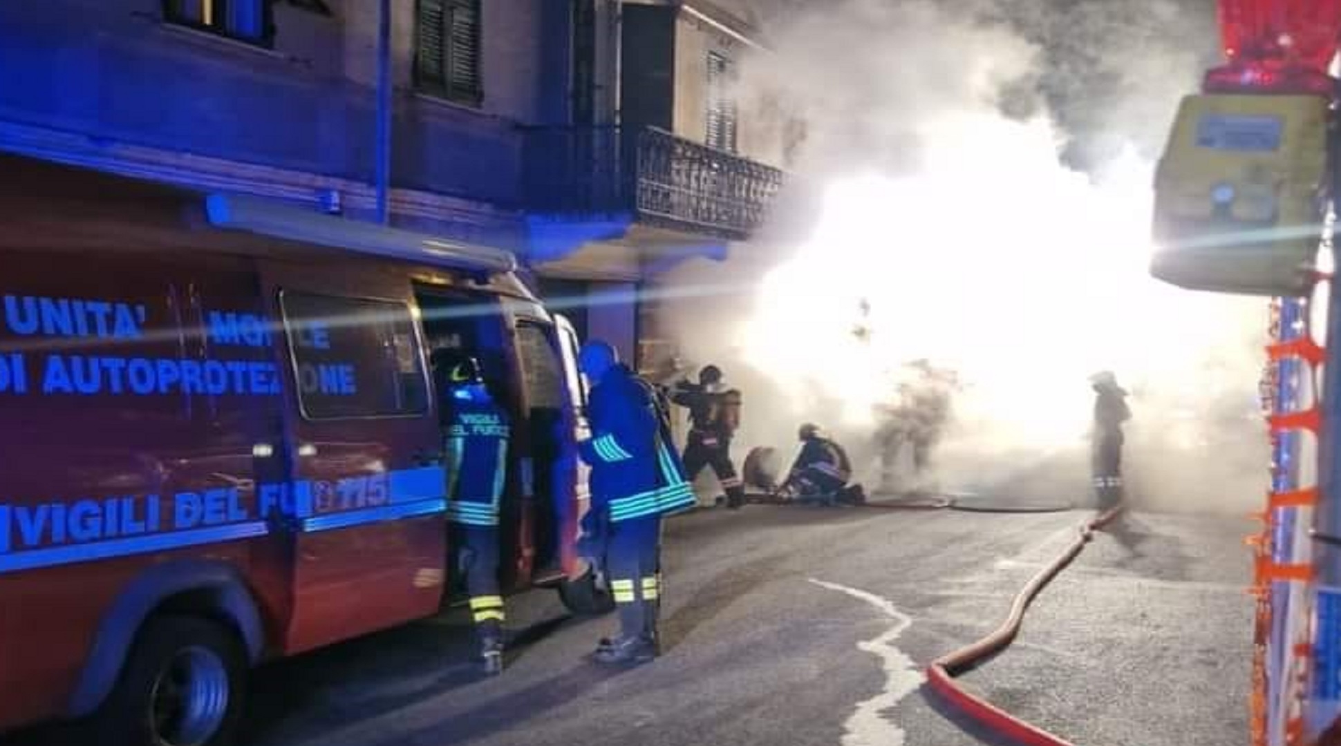 Camogli, incendio in un magazzino: notte di paura in via Molfino