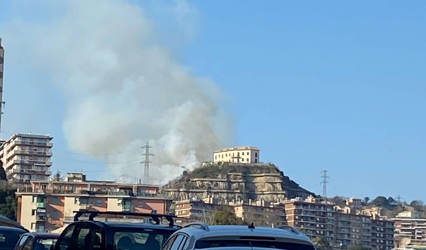 Incendio a Genova, a fuoco sterpaglie a San Teodoro