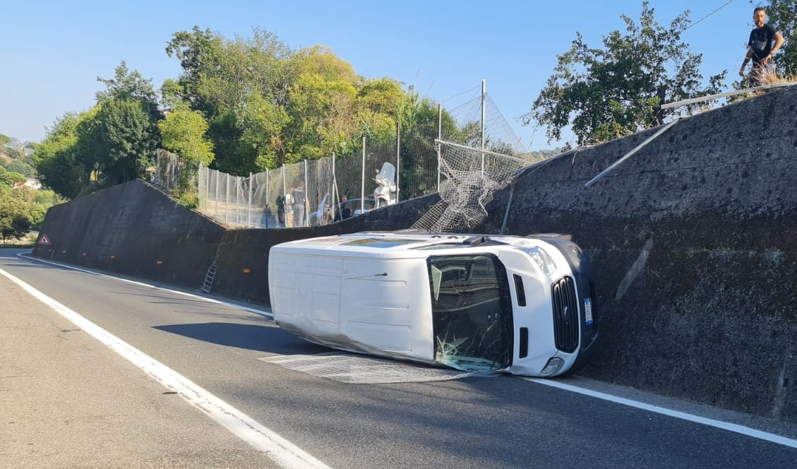 Rapallo, cede il freno a mano: furgone precipita in autostrada