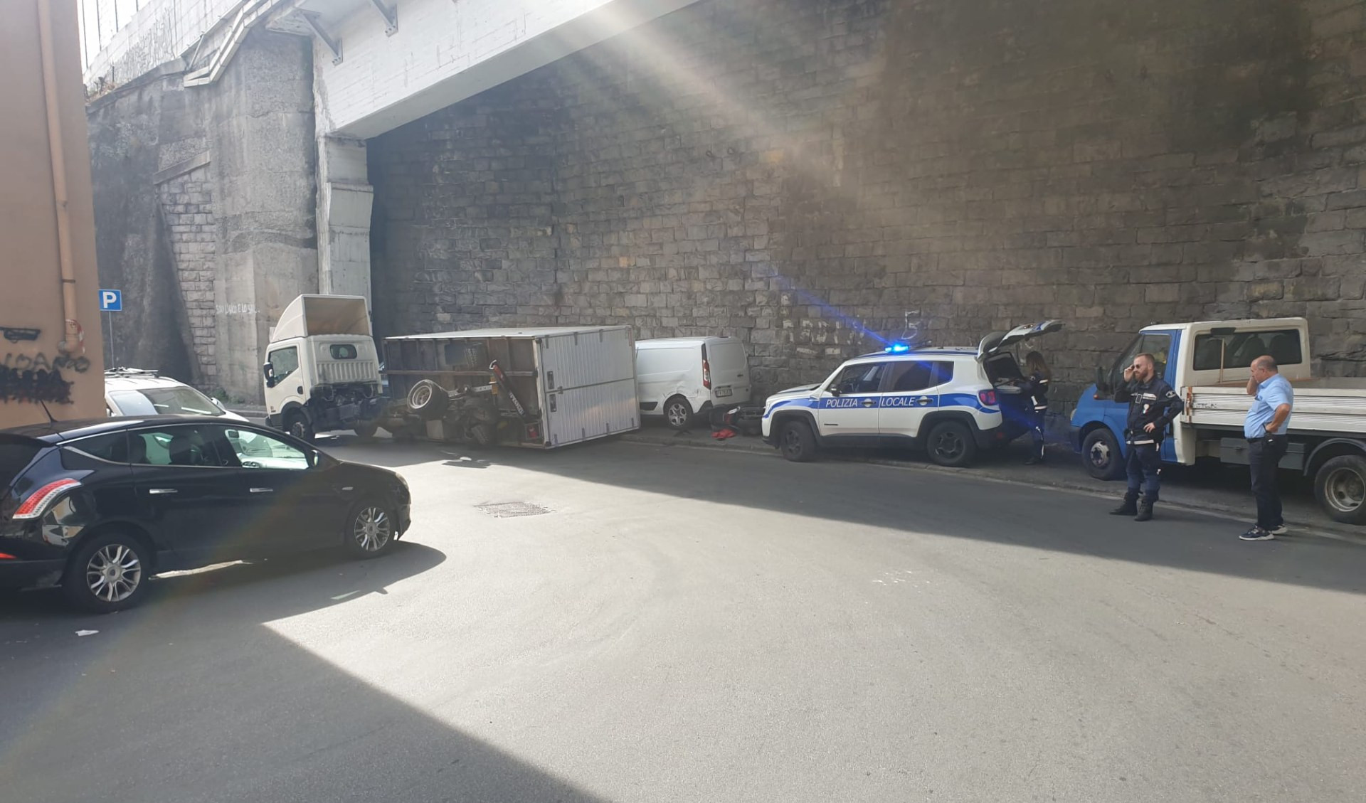 Genova, si ribalta rimorchio di un furgone: danneggiate alcune auto in sosta