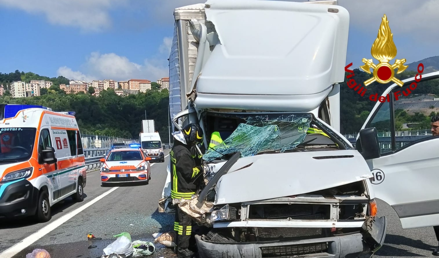 Sabato di incidenti in autostrada, scontro tra furgone e Tir 