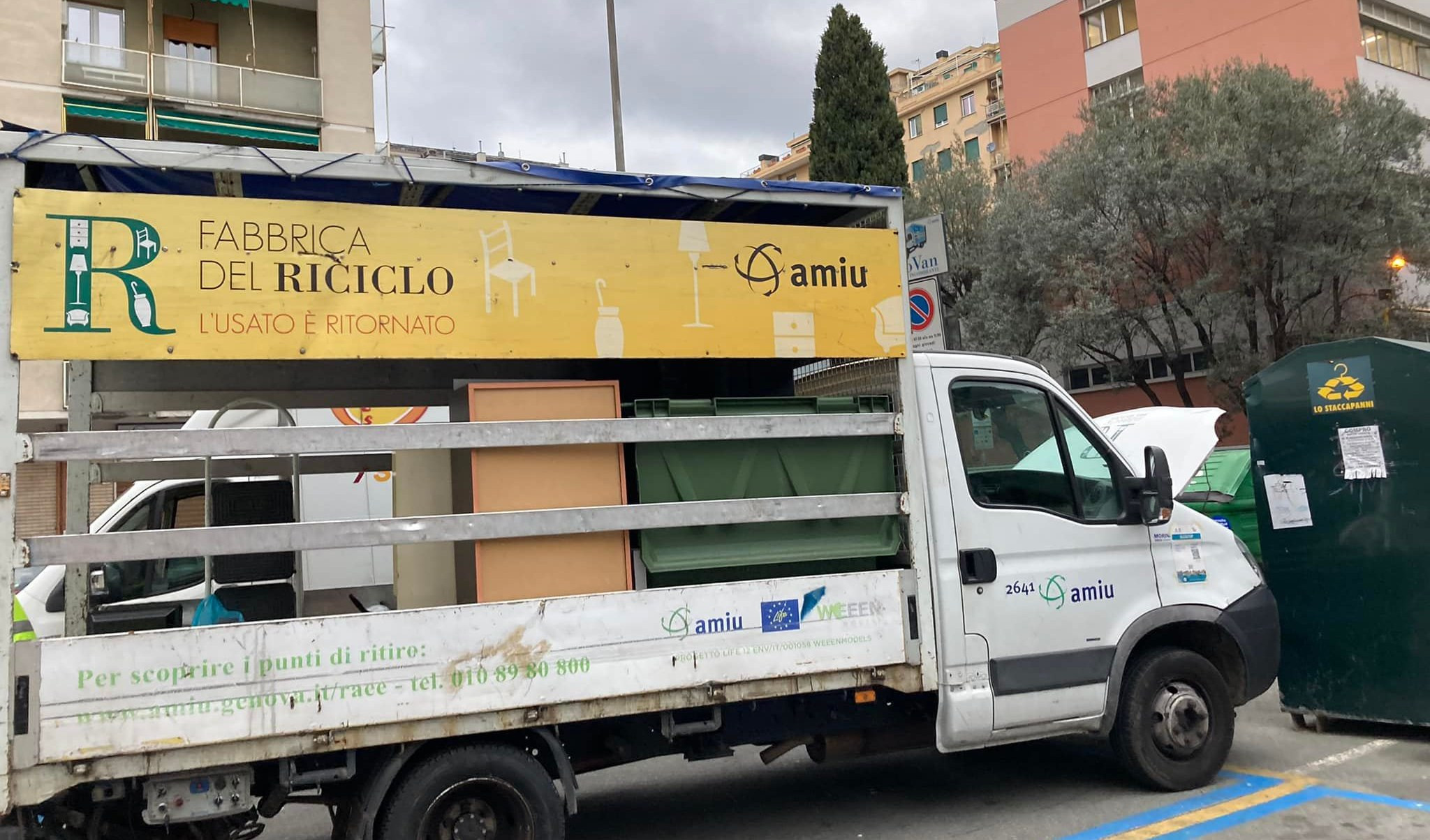 Genova, si finge venditore ambulante per fuggire dopo aver rubato furgone dei rifiuti