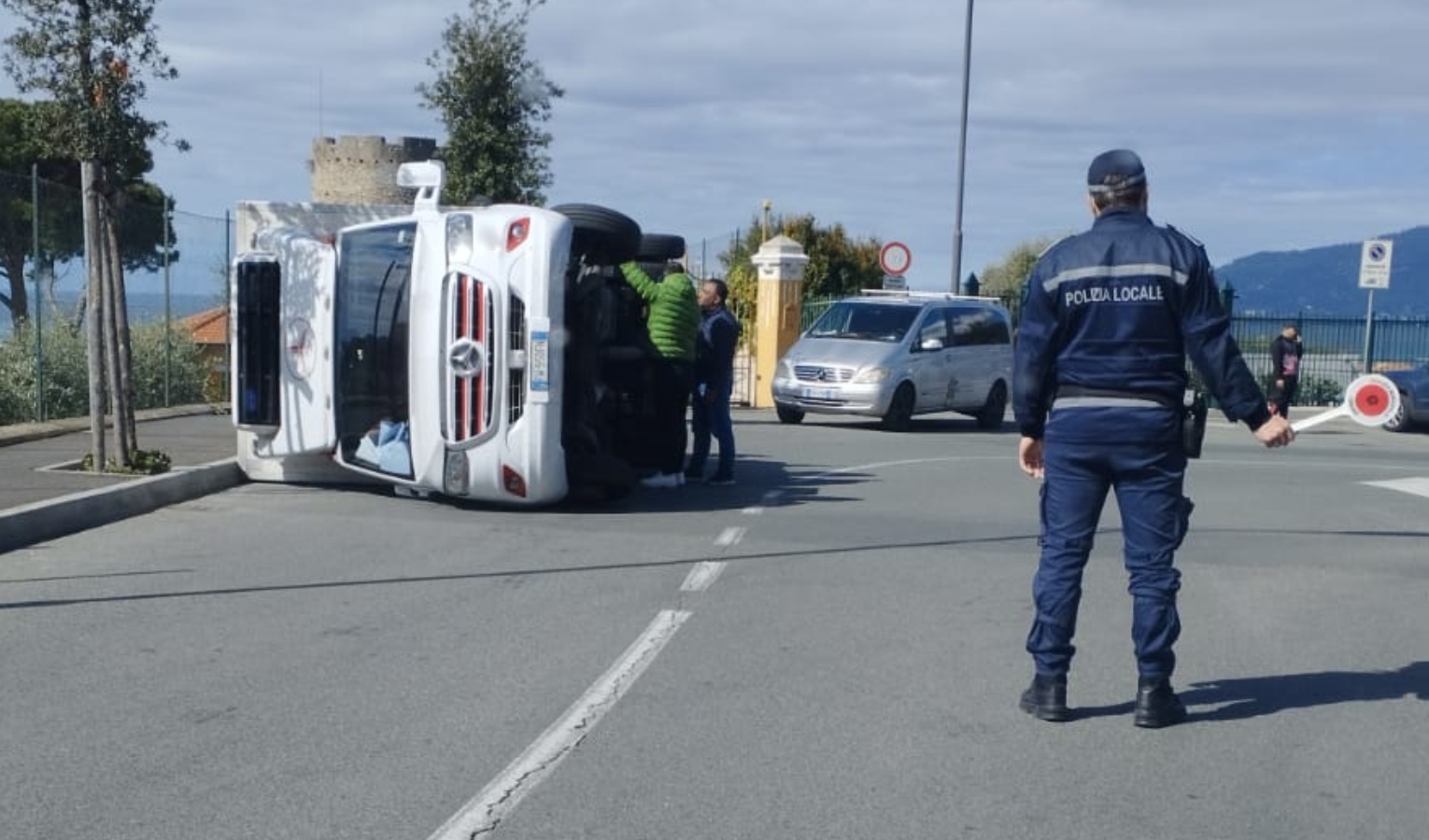 Chiavari, camion frigo si ribalta