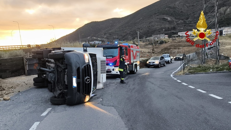 Furgone si ribalta a Toirano, sversamenti di liquidi sulla carreggiata
